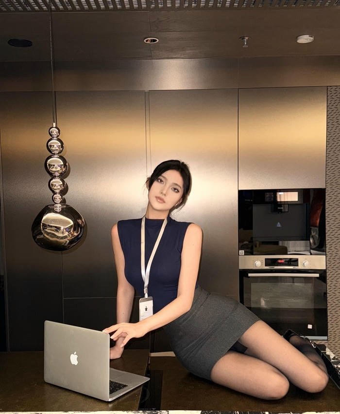 Ảnh cosplay thư kí cử chỉ lịch sự