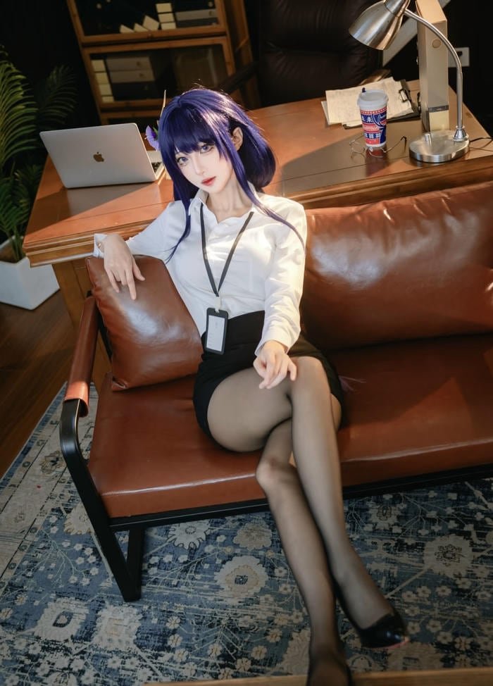 Ảnh cosplay thư kí dáng ngồi