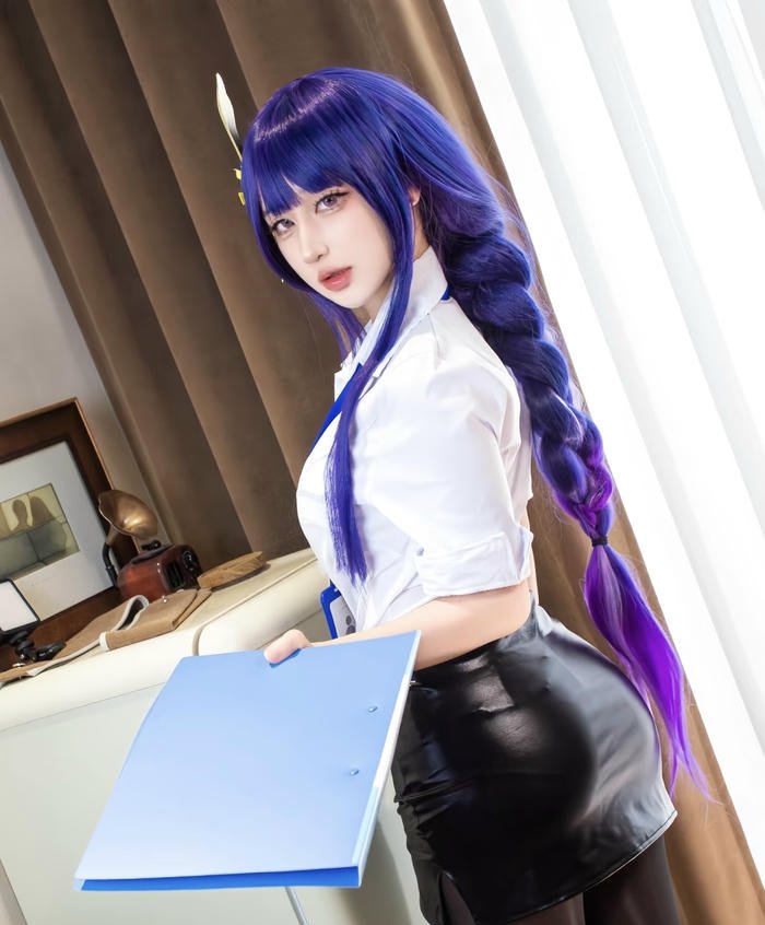 Ảnh cosplay thư kí dáng tóc tết