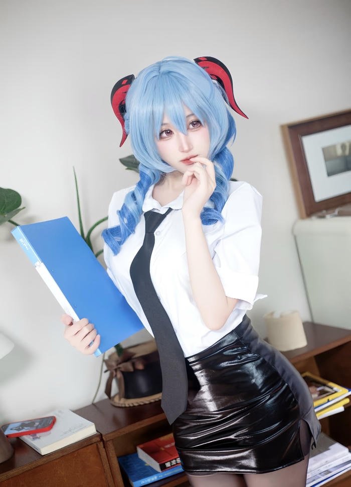Ảnh cosplay thư kí dáng uyển chuyển