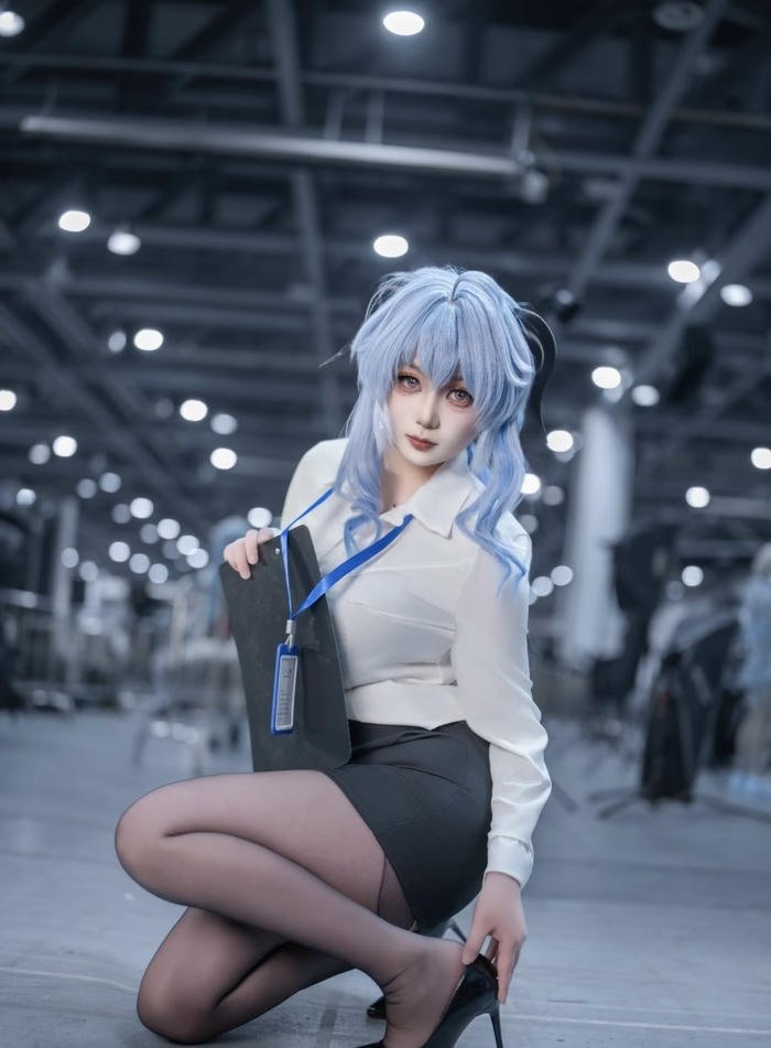 Ảnh cosplay thư kí đi guốc đen