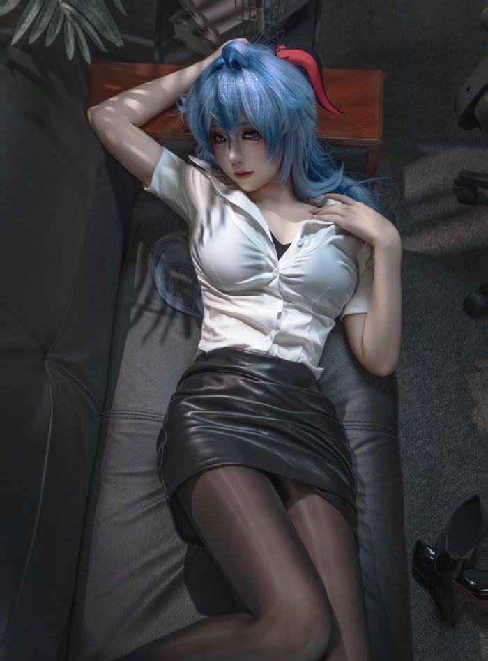 Ảnh cosplay thư kí nét mặt gợi cảm