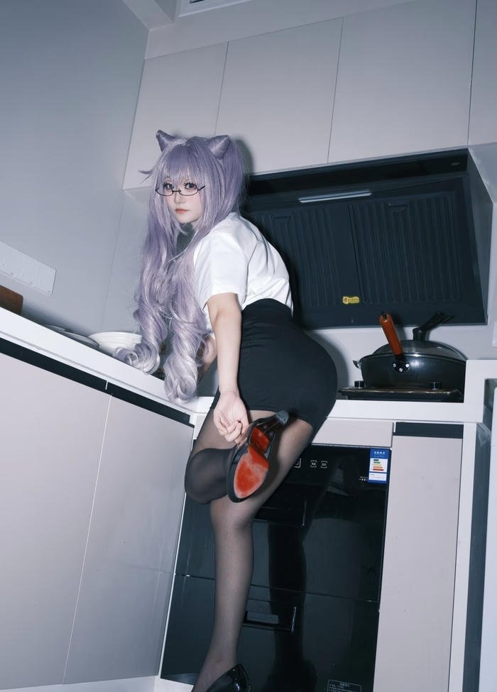 Ảnh cosplay thư kí tóc tím