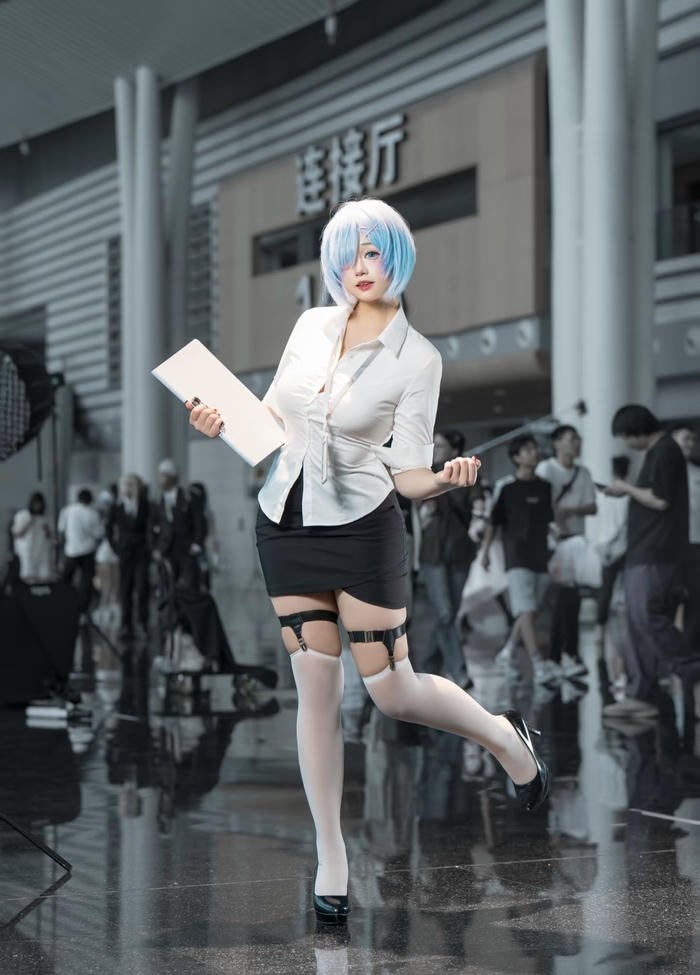 Ảnh cosplay thư kí tư thế cuốn hút