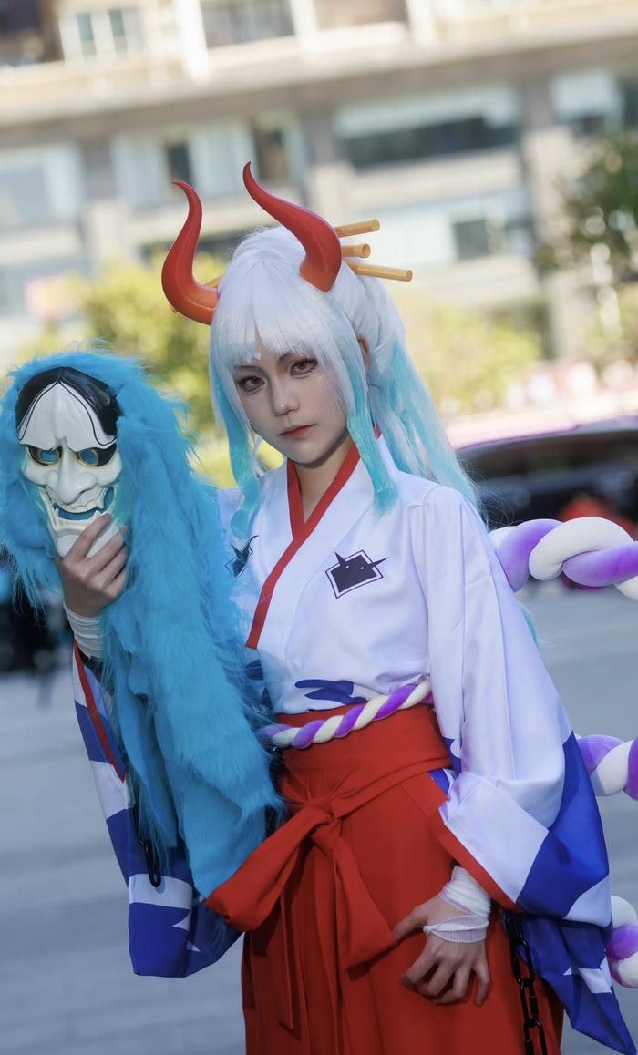 Ảnh cosplay yamato mái tóc dài trắng xanh nổi bật