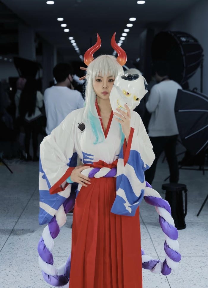 Ảnh cosplay yamato tạo dáng cầm vũ khí ấn tượng