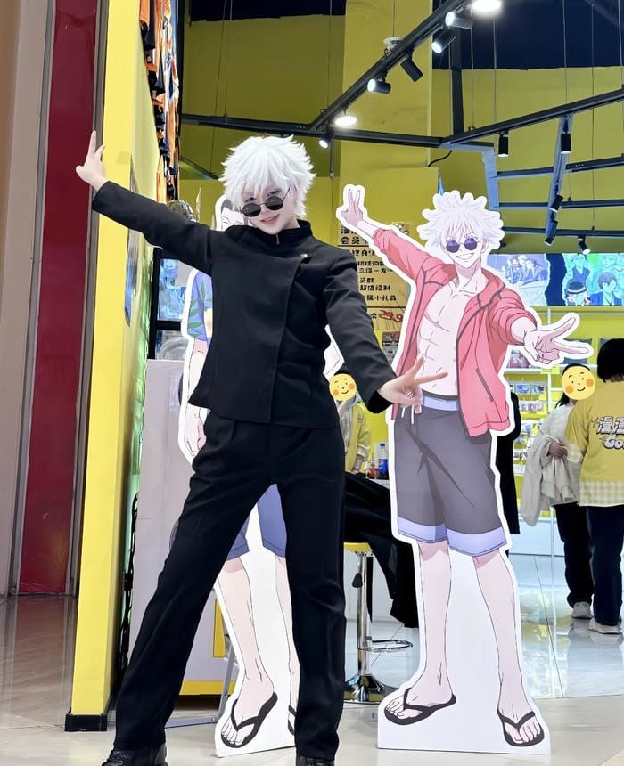Ảnh gojo cosplay dáng đứng thẳng