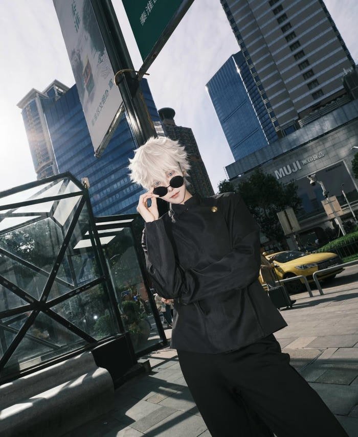 Ảnh gojo cosplay dáng đứng thư thả