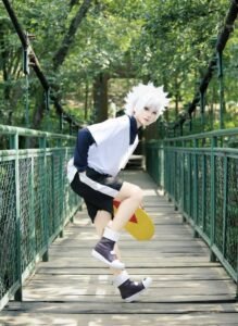 Ảnh killua cosplay tạo dáng mạnh mẽ chuẩn nhân vật