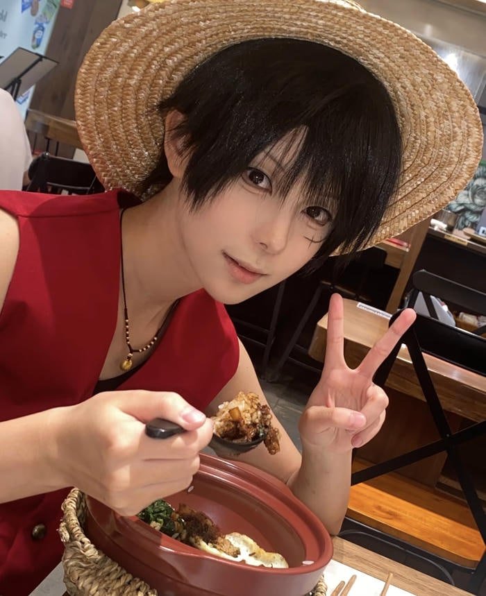Ảnh luffy cosplay gương mặt rạng ngời