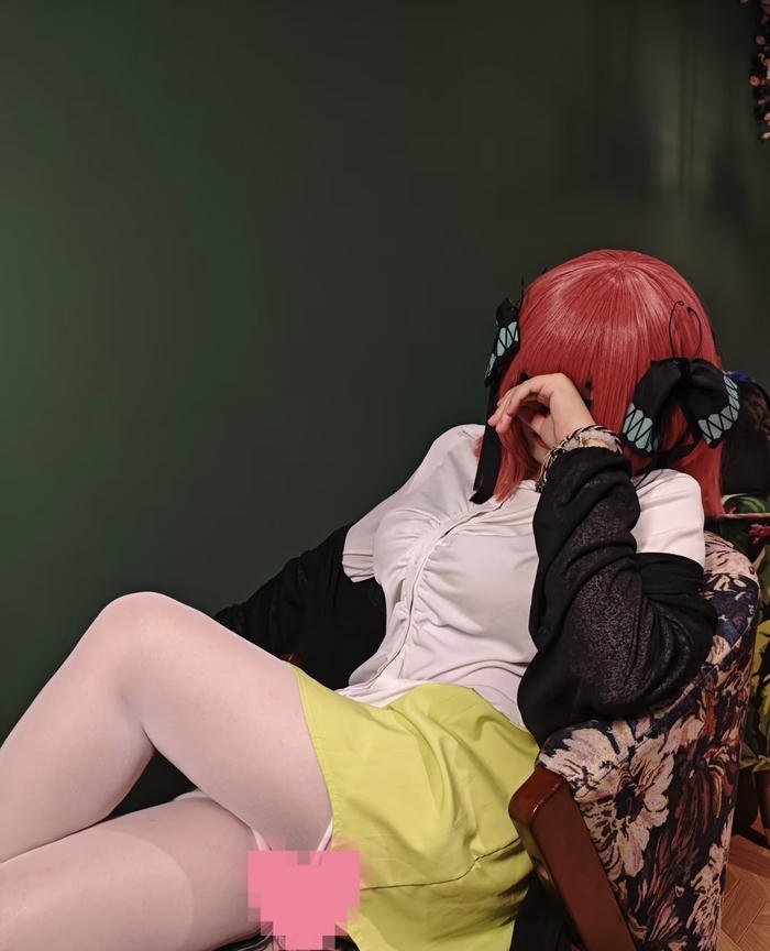 Ảnh nino nakano cosplay ánh mắt sắc sảo cá tính