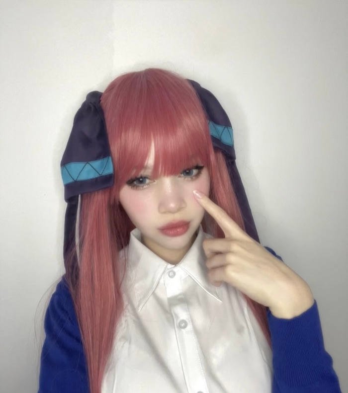 Ảnh nino nakano cosplay mái tóc hồng dài nổi bật