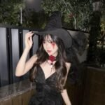 Ảnh phù thuỷ cosplay dáng đứng vững
