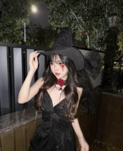 Ảnh phù thuỷ cosplay dáng đứng vững