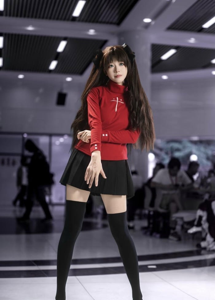 Ảnh rin tohsaka cosplay dáng đứng thẳng