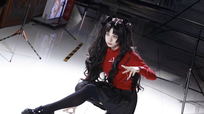 Ảnh rin tohsaka cosplay dáng ngồi khuỵ chân