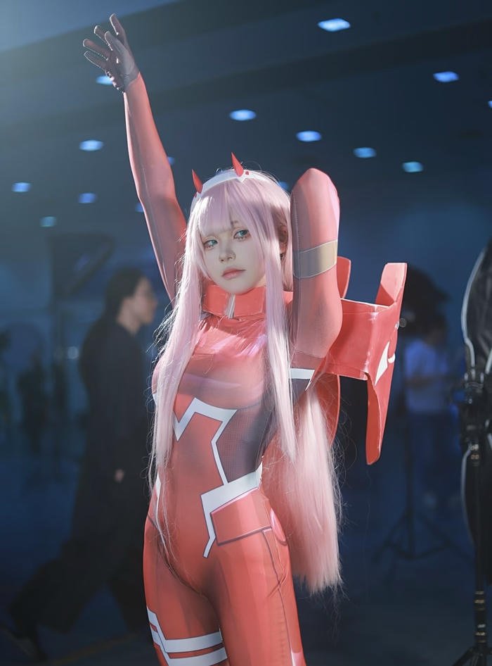 Ảnh zero two cosplay biểu cảm tinh nghịch