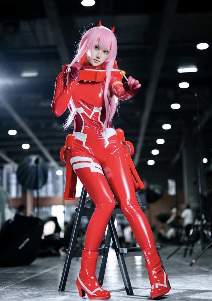 Ảnh zero two cosplay trang phục đỏ trắng