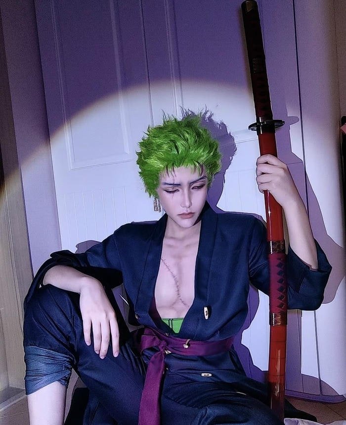 Ảnh zoro cosplay biểu cảm điềm tĩnh uy nghi