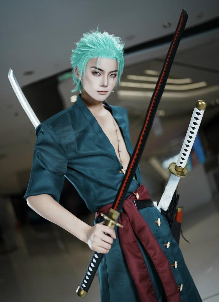 Ảnh zoro cosplay dáng đứng vững vàng đầy nam tính
