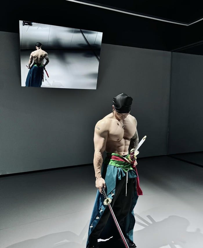 Ảnh zoro cosplay gương mặt nghiêm túc tập trung