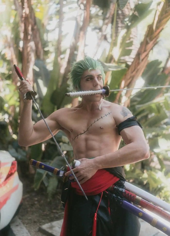 Ảnh zoro cosplay nét mặt cứng rắn tập trung