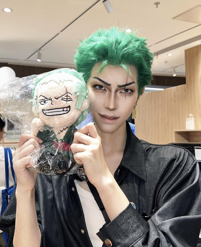 Ảnh zoro cosplay tạo dáng cầm kiếm tự tin