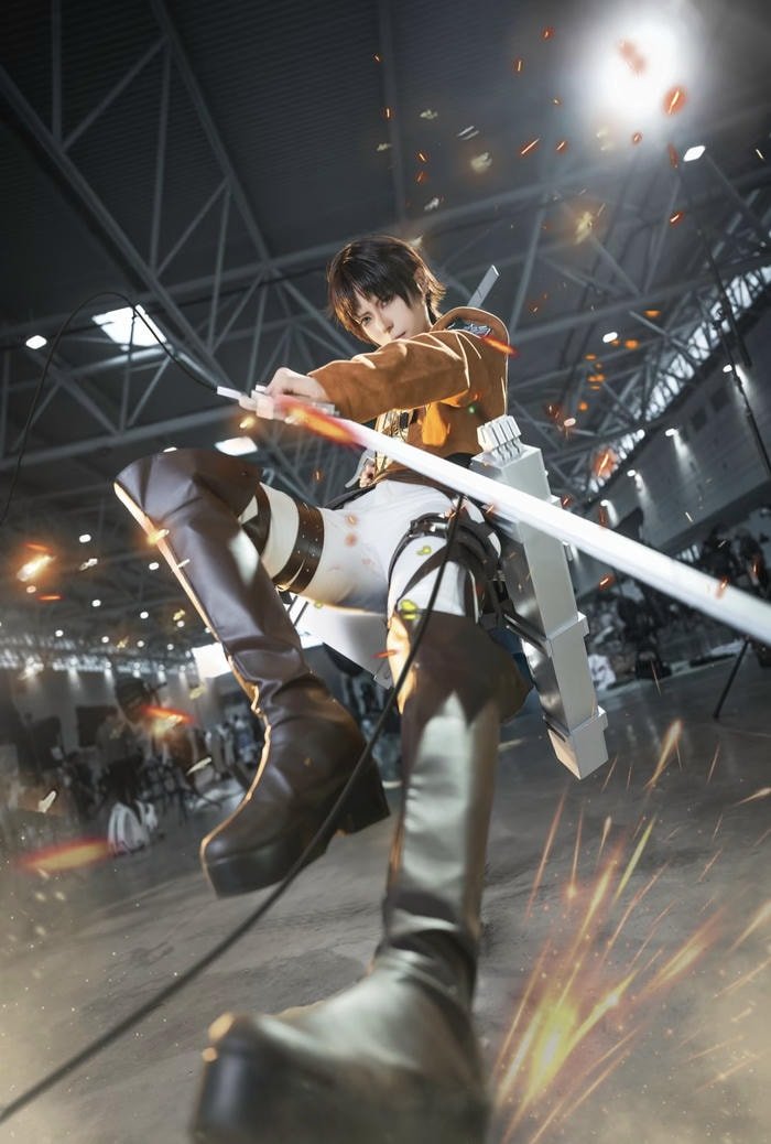 Attack on titan cosplay biểu cảm lạnh lùng