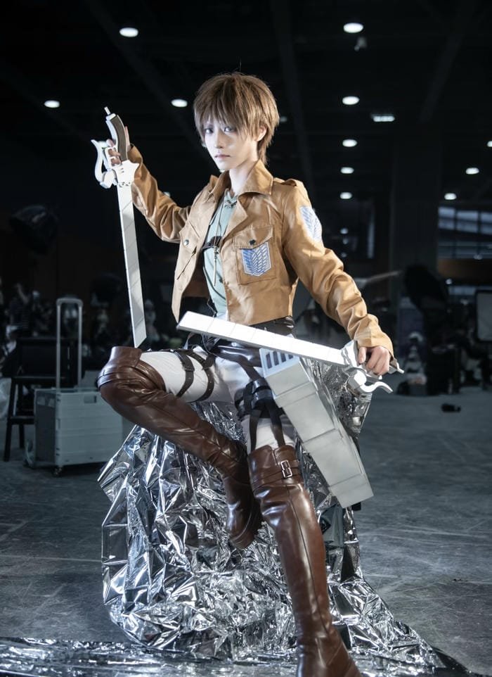 Bức ảnh attack on titan cosplay gương mặt cứng cỏi