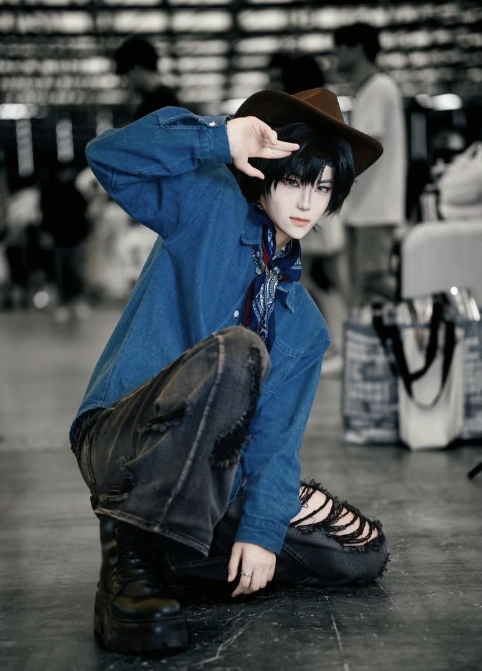 Bức ảnh cosplay anime nam biểu cảm bình thản