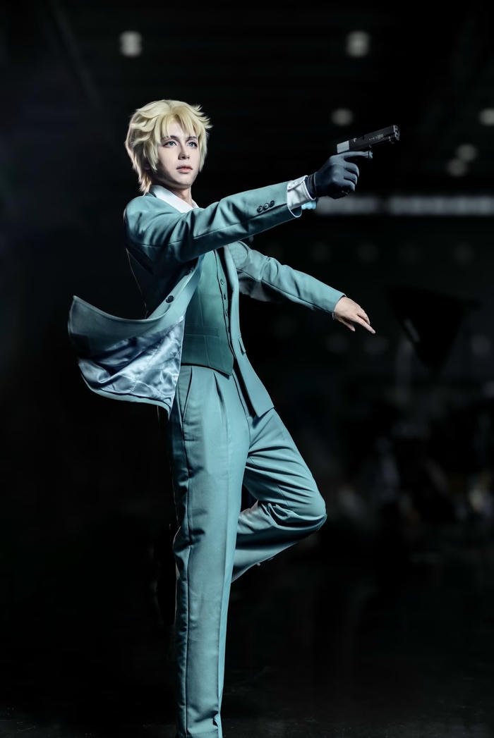 Bức ảnh cosplay anime nam biểu cảm cứng cáp