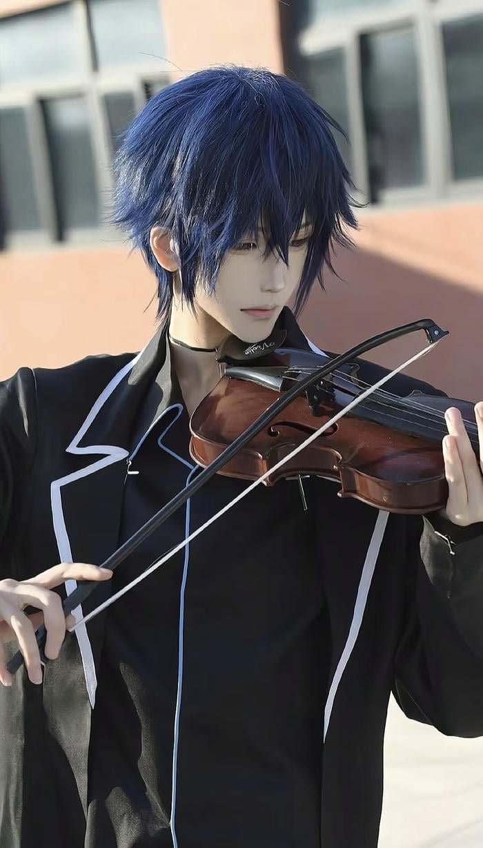 Bức ảnh cosplay anime nam biểu cảm suy tư