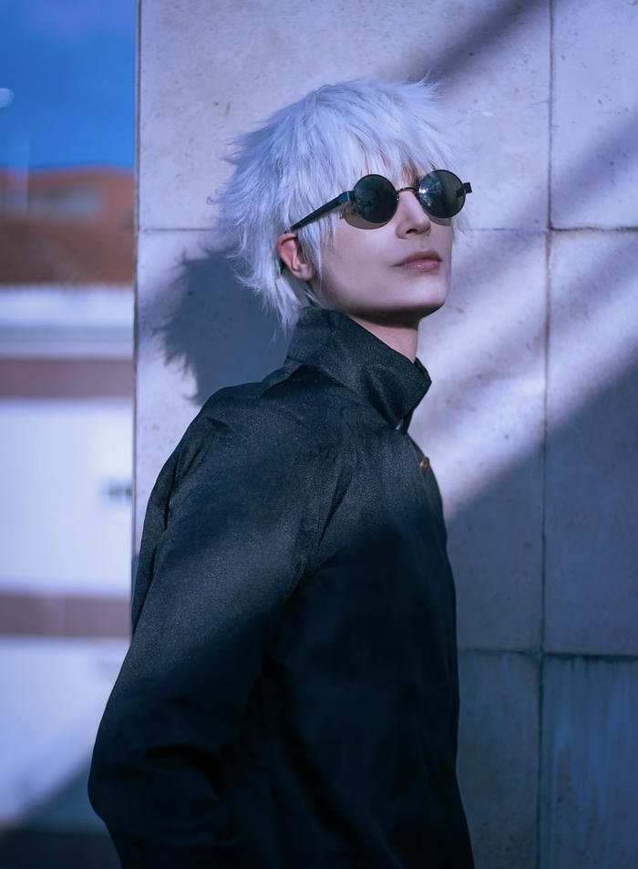 Bức ảnh cosplay gojo đeo kính