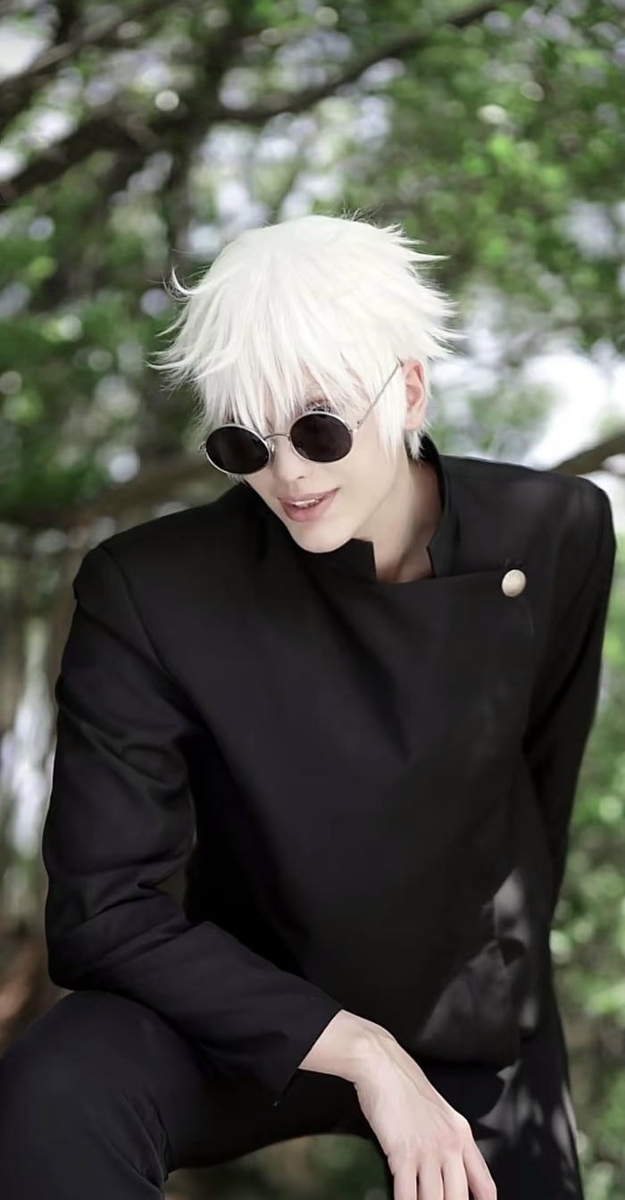 Bức ảnh cosplay gojo mặc vest đen