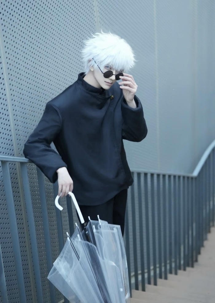 Bức ảnh cosplay gojo tay cầm ô