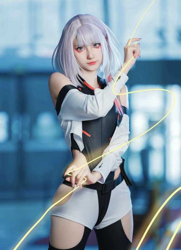 Bức ảnh cosplay lucy đứng thẳng