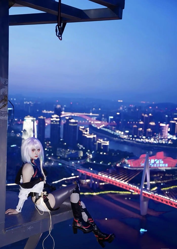 Bức ảnh cosplay lucy ngồi cá tính