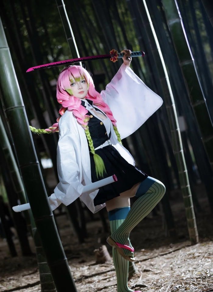 Bức ảnh cosplay luyến trụ ánh mắt ngọt ngào