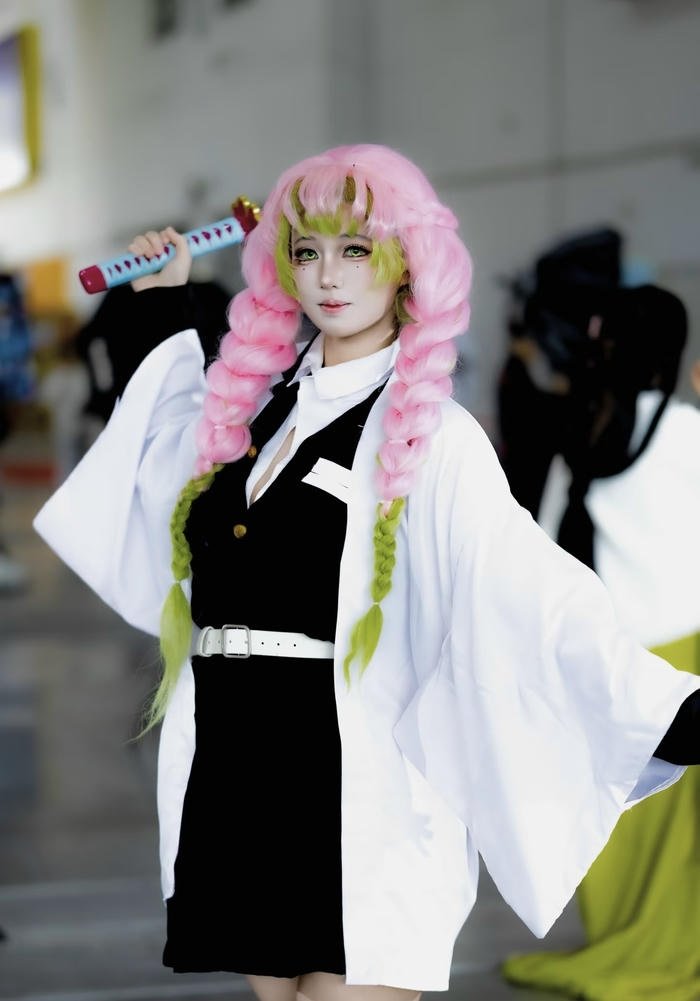 Bức ảnh cosplay luyến trụ mái tóc hồng xanh bồng bềnh