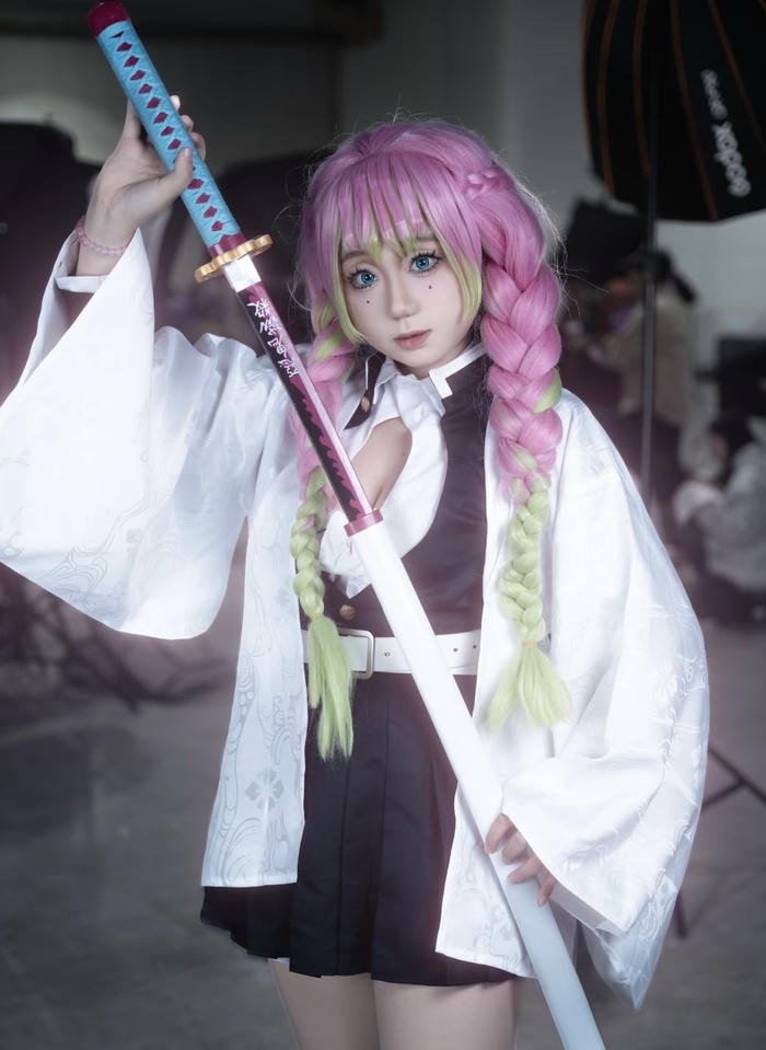 Bức ảnh cosplay luyến trụ tạo dáng uyển chuyển