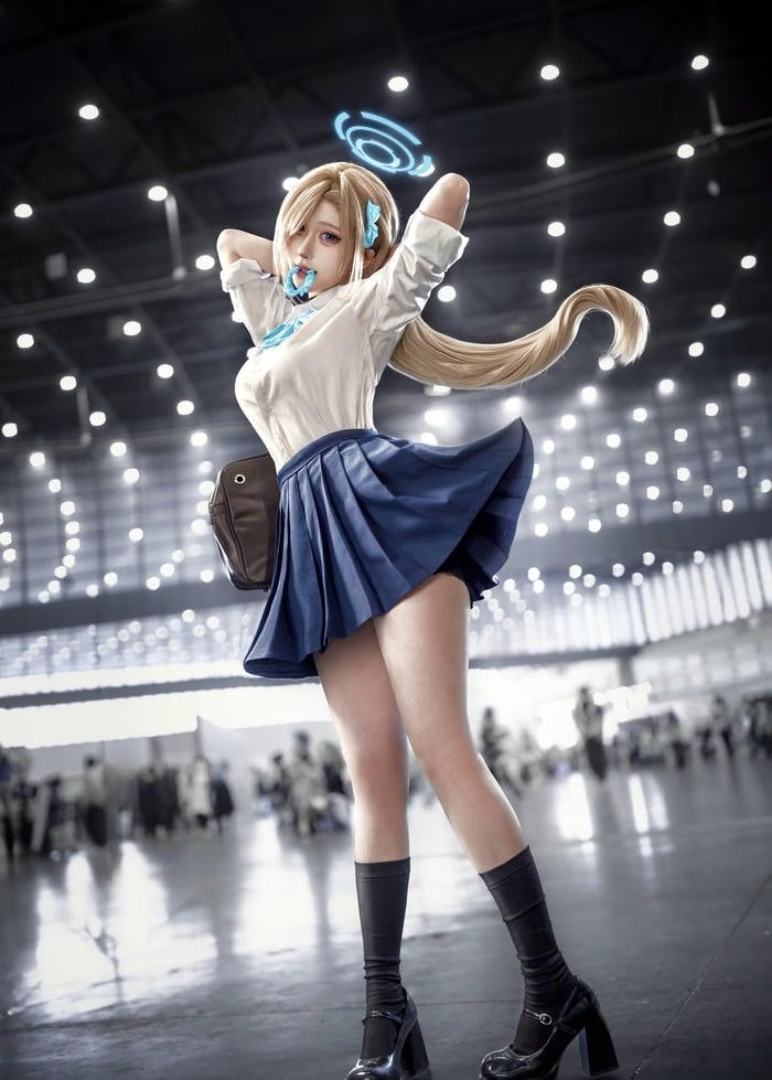 Bức ảnh cosplay nhân vật anime mặc váy ngắn
