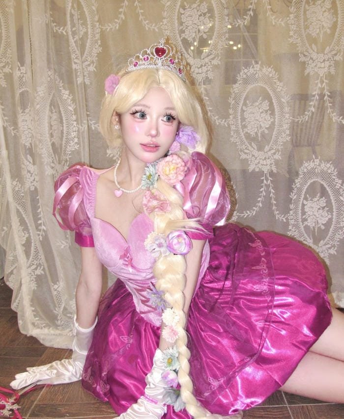 Bức ảnh cosplay nhân vật anime tạo dáng tự tin