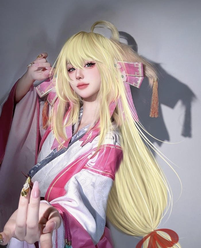 Bức ảnh cosplay nhân vật anime tóc vàng