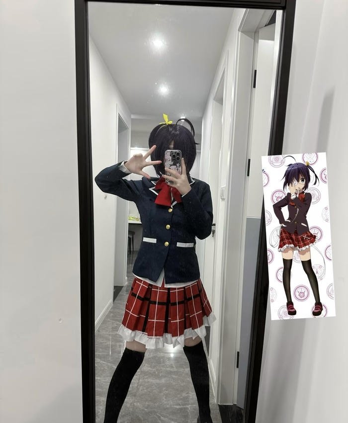 Bức ảnh cosplay rikka biểu cảm dễ thương tinh nghịch