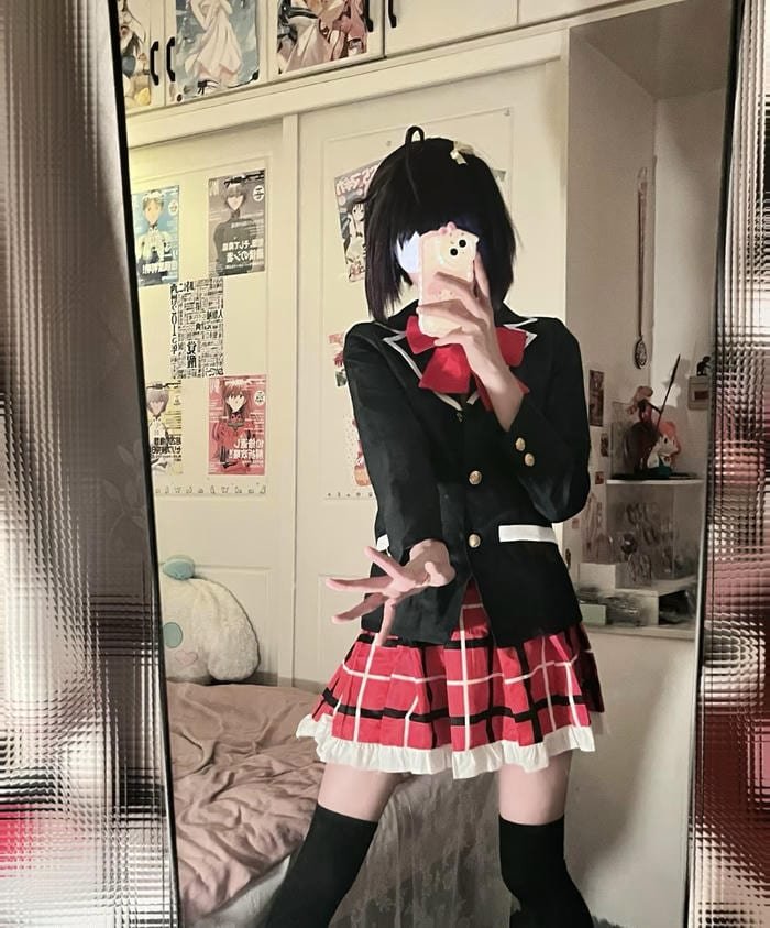 Bức ảnh cosplay rikka tạo dáng tay che mắt đặc trưng