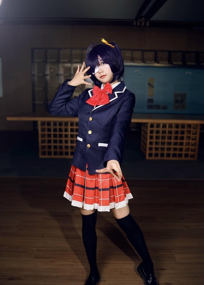 Bức ảnh cosplay rikka trang phục học sinh tối màu