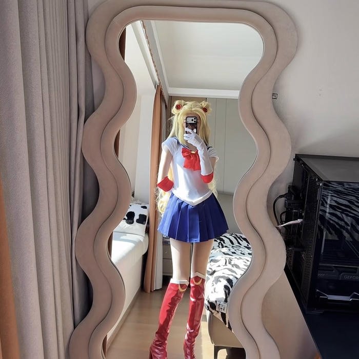 Bức ảnh cosplay sailor moon chụp trước gương