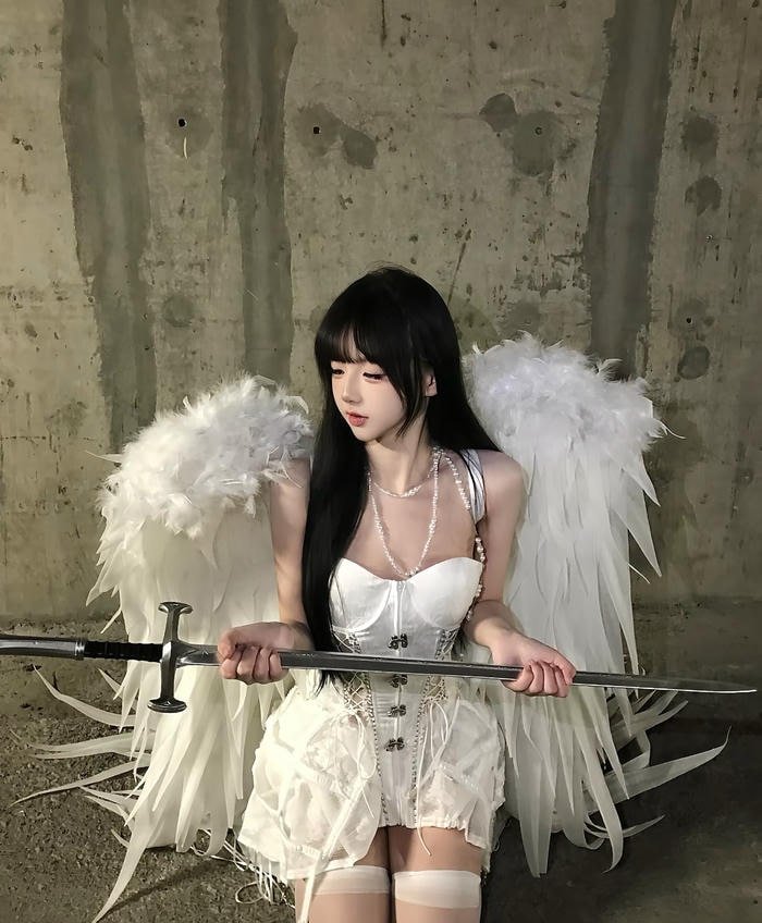 Bức ảnh cosplay thiên thần ánh sáng lung linh bao quanh