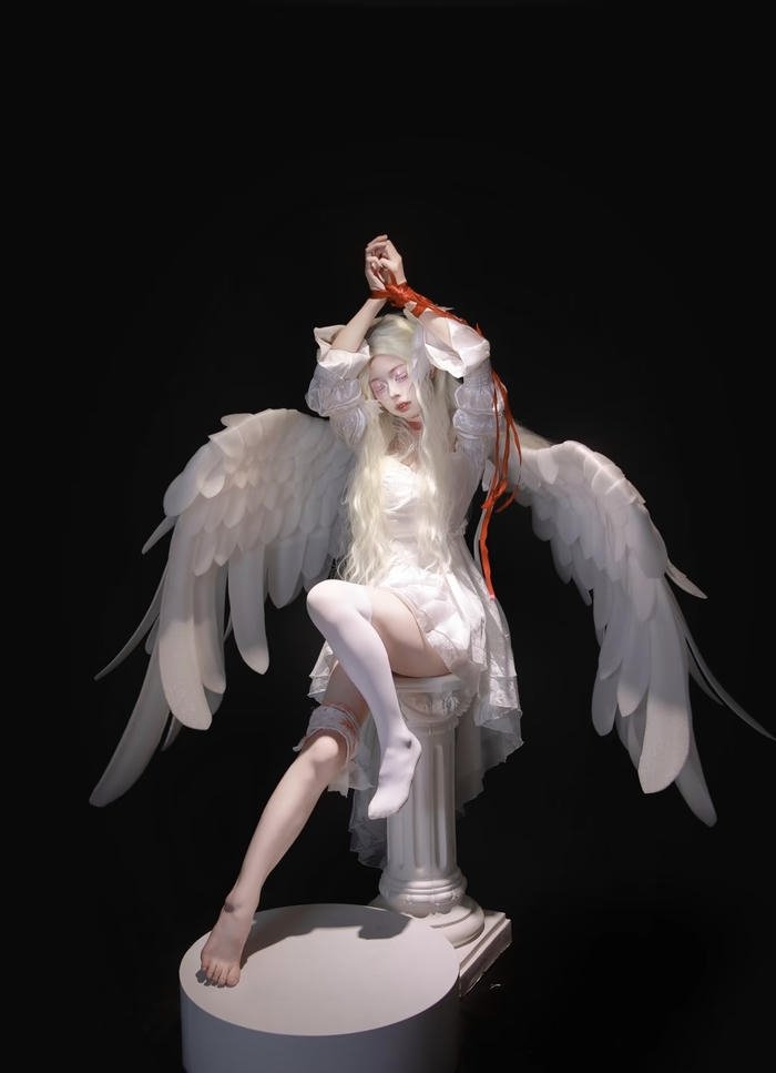 Bức ảnh cosplay thiên thần dáng đứng thanh thoát