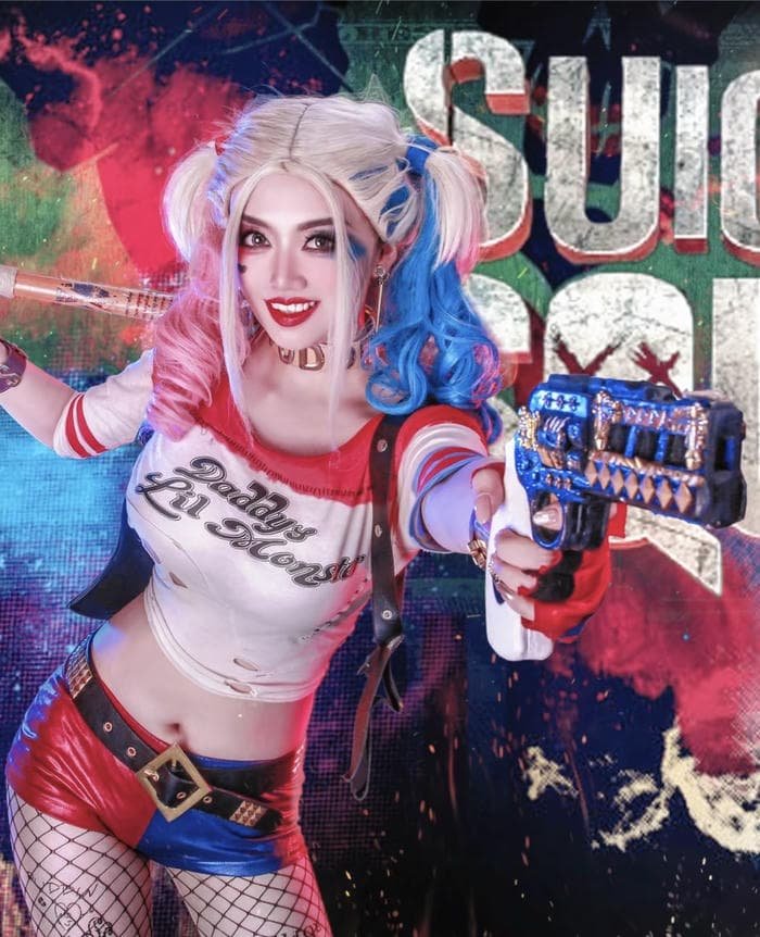 Bức ảnh harley quinn cosplay mái tóc nhuộm hai tông màu